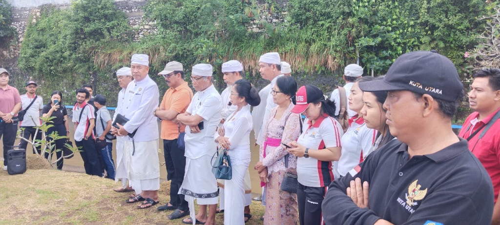 Memaknai Rahina Tumpek Wayang, Penebaran Benih Ikan dan Donor Darah oleh PHDI Kabupaten Badung di Tukad Yeh Poh, Desa Dalung